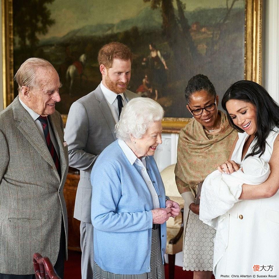 【历史故事】哈里梅根带娃回英国了！王室专家：女王见莉莉贝特，对修复关系好