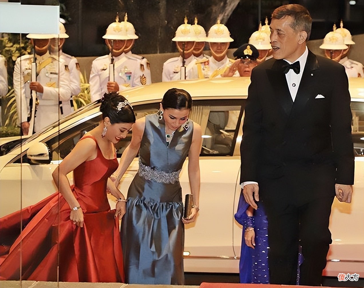 【时尚一点】苏提达多次穿晚礼服！枣红色端庄，蓝色清新，新造型如明星走红毯