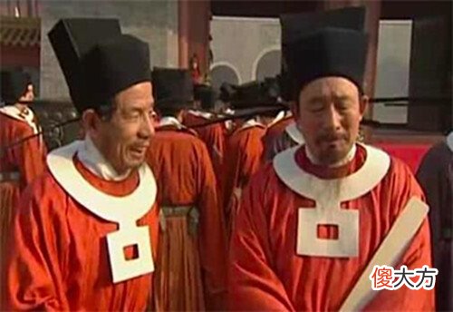 【历史故事】宋朝百官的脖子上都会挂个白圈,其实并非为了装饰,而是方便皇帝