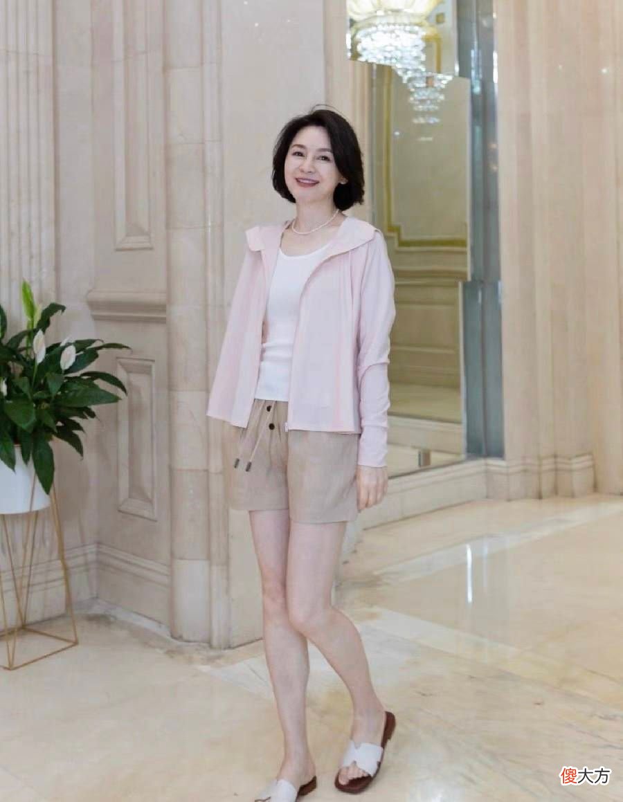 【时尚一点】女人50岁后穿短裤不得体？学这位妈妈博主这样穿，时髦优雅又高级