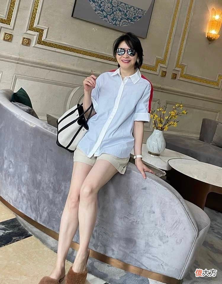 【时尚一点】女人50岁后穿短裤不得体？学这位妈妈博主这样穿，时髦优雅又高级