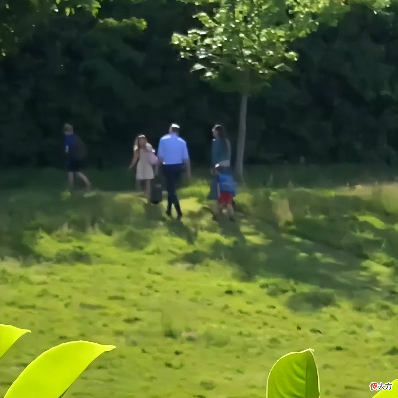 梅根哈里带孩子回王室了！剑桥三宝突然出现，王子公主各有特色