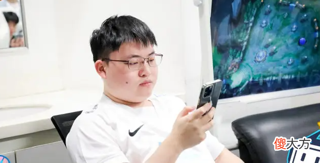 【游戏世界】转会期结束还在拉扯？BLG和RNG互换上单的原因竟是Uzi