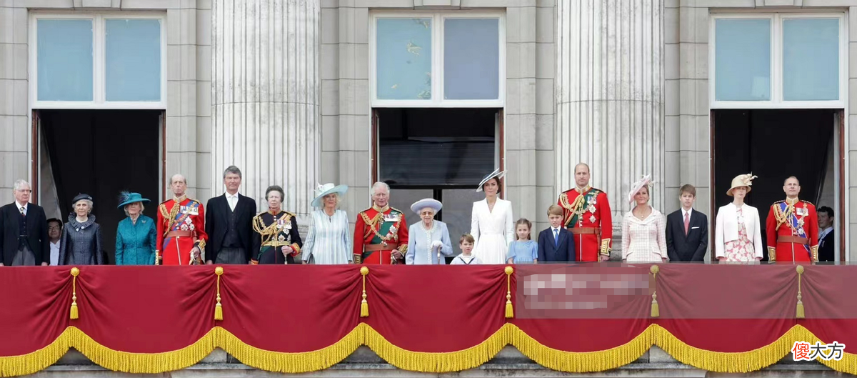 【时尚一点】96岁英女王排面就是大！穿蓝裙惊艳亮相庆典，跟小曾孙互动好温馨