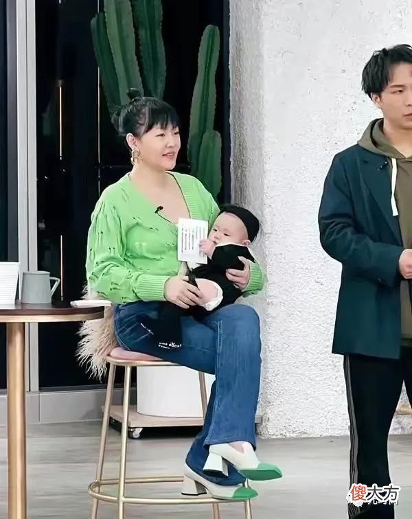 【时尚一点】小S离开修图身材也垮了！小姑娘穿短针织衫，却暴露粗腰太难看