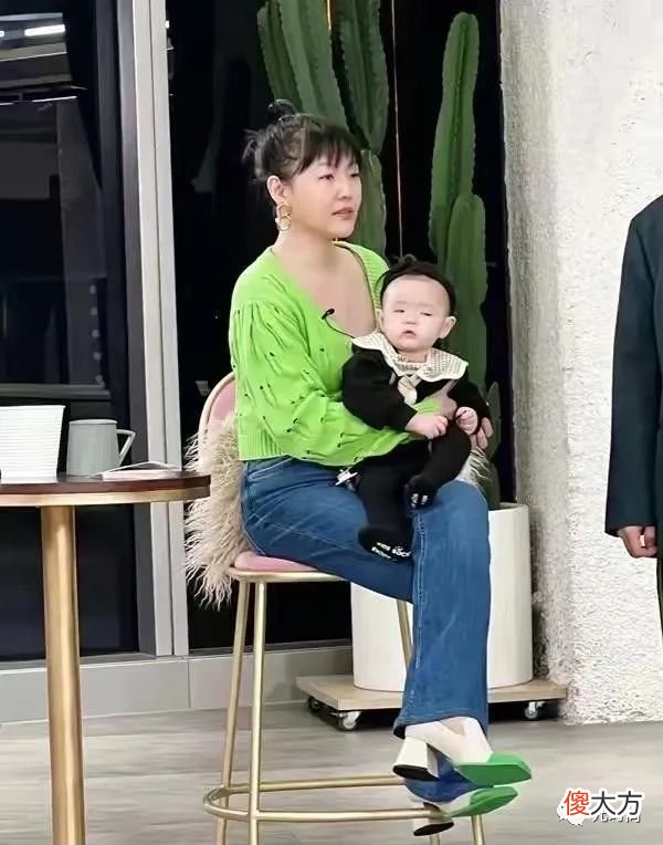 【时尚一点】小S离开修图身材也垮了！小姑娘穿短针织衫，却暴露粗腰太难看