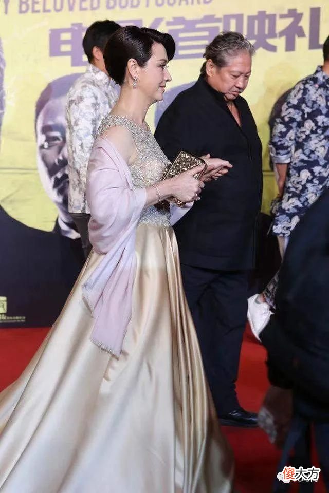 【就爱时尚】洪金宝二婚妻子气质绝了，钻石钩花搭缎面裙色调素雅，但超显贵气