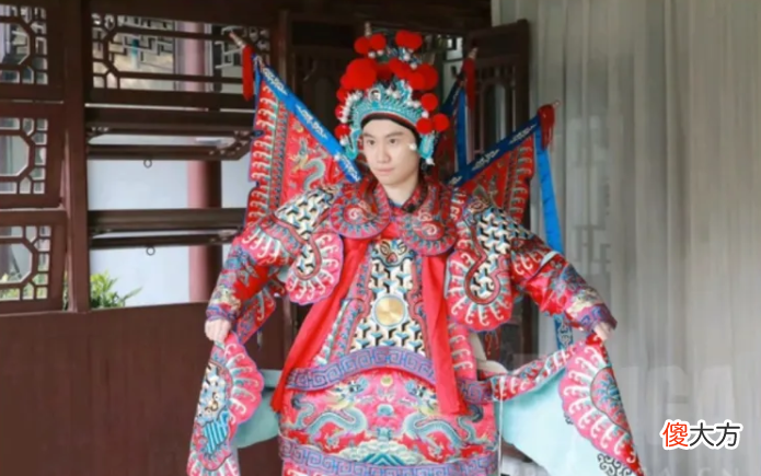 【游戏世界】Doinb晒学京剧照片，天选华子名不虚传，都开始弘扬传统文化了