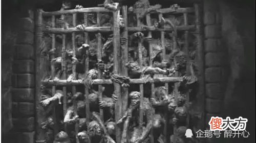 【爱历史】重庆防空洞惨案，抗战时期三大惨案之一，夺走上万名群众生命，惨烈