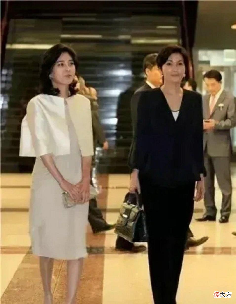 【时尚一点】三星大公主二公主同框，穿衣看出富贵气质，配色挺高级的