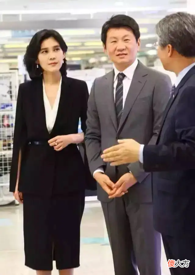 【时尚一点】三星大公主二公主同框，穿衣看出富贵气质，配色挺高级的