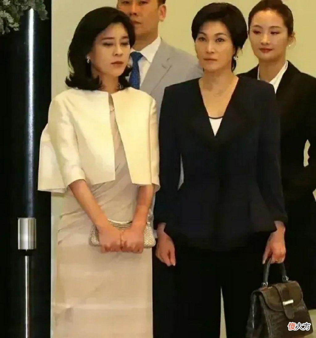 【时尚一点】三星大公主二公主同框，穿衣看出富贵气质，配色挺高级的