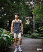 【就爱时尚】肌肉型男“傍”身，身材肌、腹肌、人鱼线、大腿肌肉全都很给力