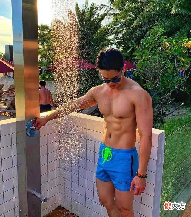 【就爱时尚】肌肉型男“傍”身，身材肌、腹肌、人鱼线、大腿肌肉全都很给力
