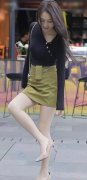 【时尚一点】美女皮短裙配高跟鞋，身材比例让人羡慕这样穿起来时尚不输年轻人！