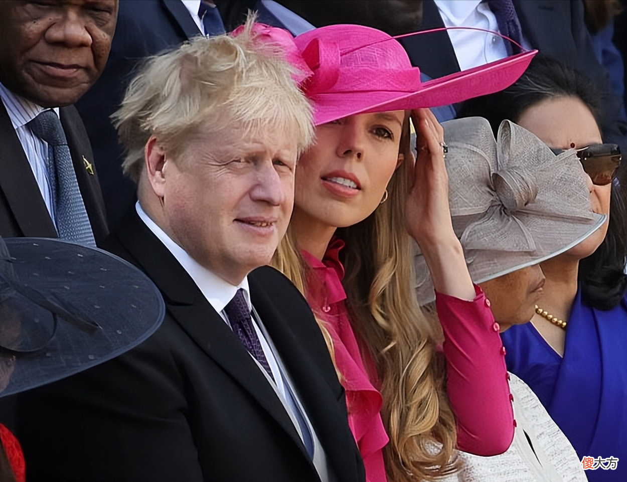 【就爱时尚】英国第一夫人穿粉裙闪耀典礼！才700多太寒碜，却比凯特梅根吸睛