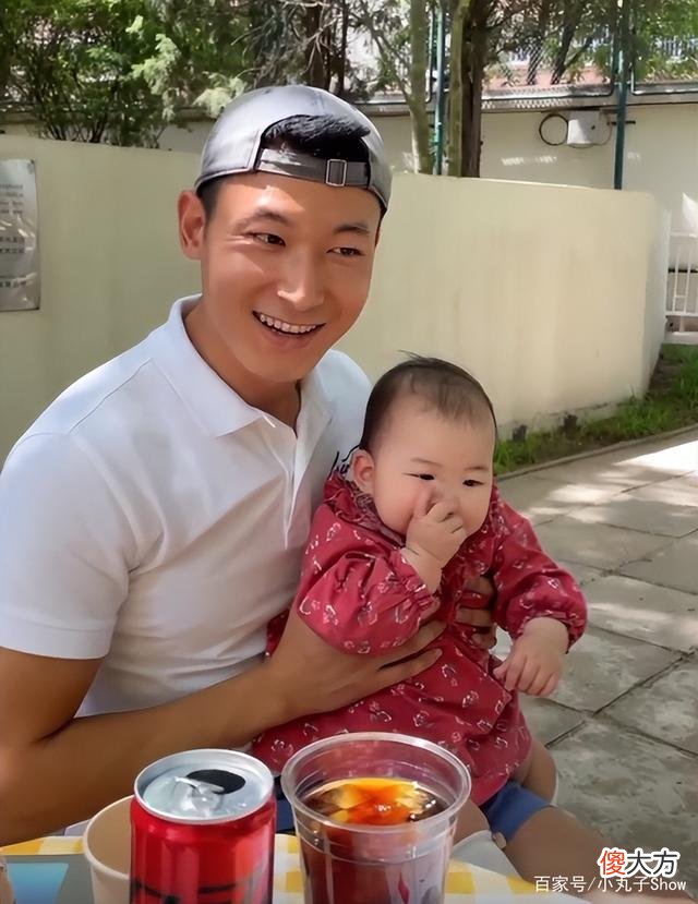 【就爱时尚】名媛朱珠晒女儿王珠宝，一家三口同框秀幸福