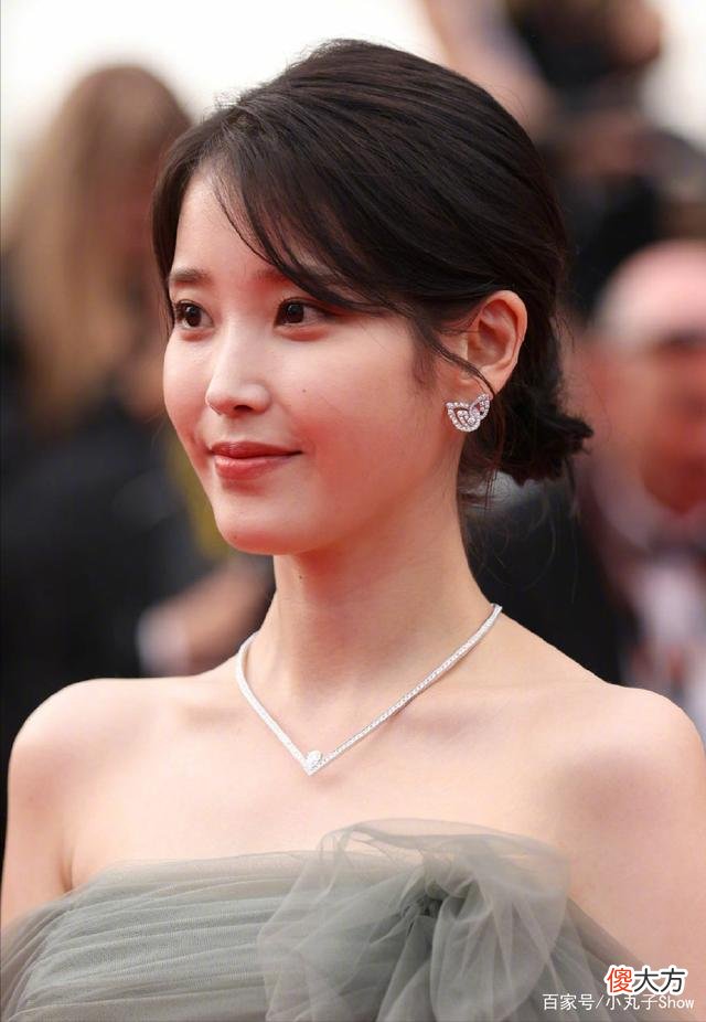【时尚一点】“国民女神”iu李知恩烟灰色纱裙美翻了