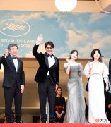 【时尚一点】“国民女神”iu李知恩烟灰色纱裙美翻了