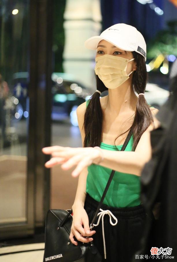 【就爱时尚】《乘风破浪》薛凯琪一袭唯美仙女裙站在舞台上的样子