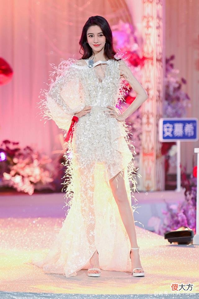 【就爱时尚】娱乐圈颜值的天花板，angelababy的这款裙子设计感满满