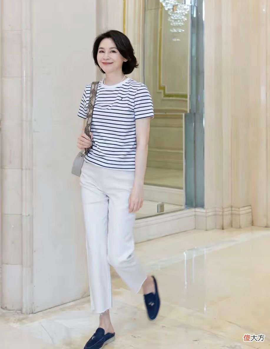 【时尚一点】两条规律见证了女人的变老：一是头发越来越短，二是衣服越来越花