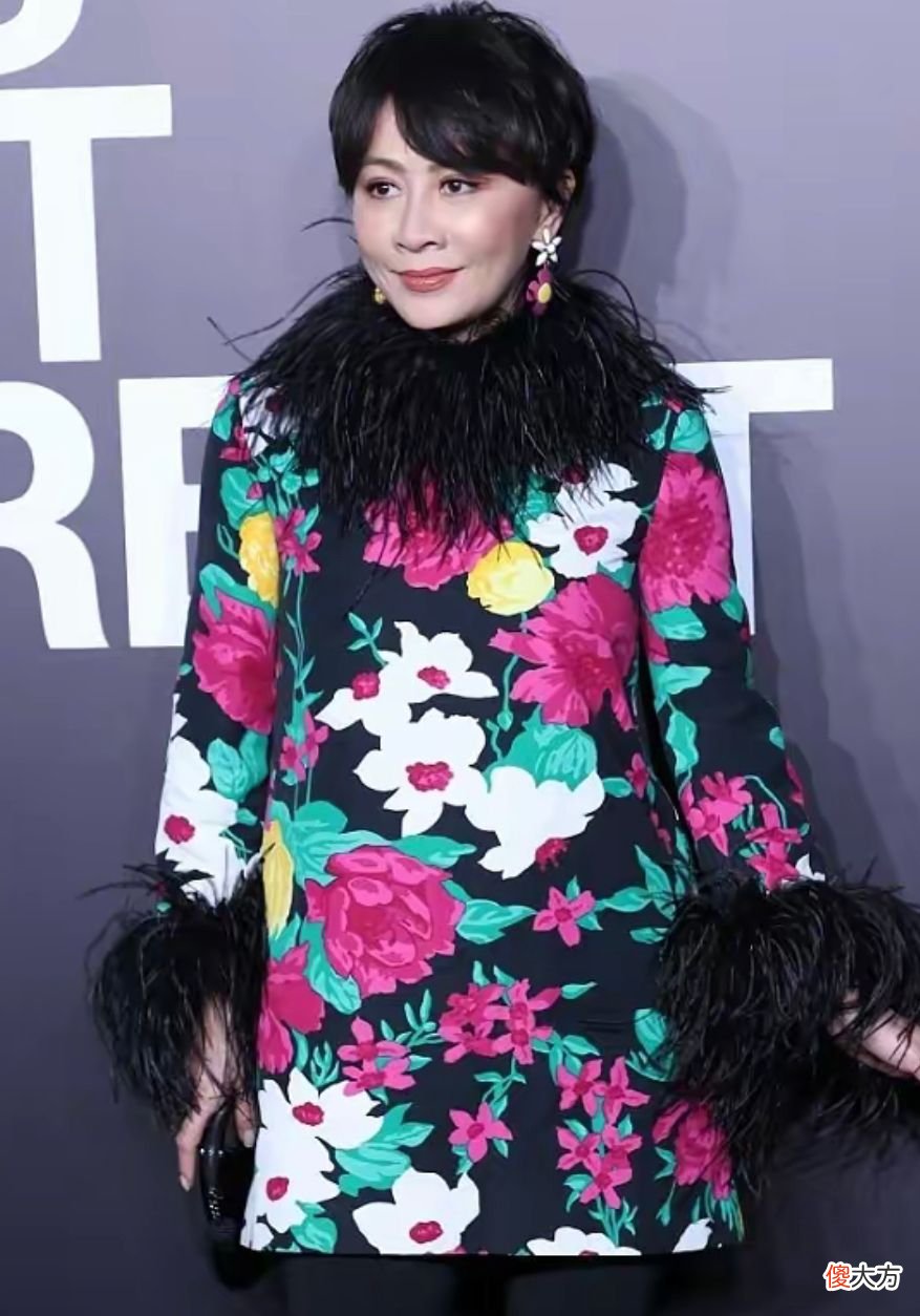 【时尚一点】两条规律见证了女人的变老：一是头发越来越短，二是衣服越来越花