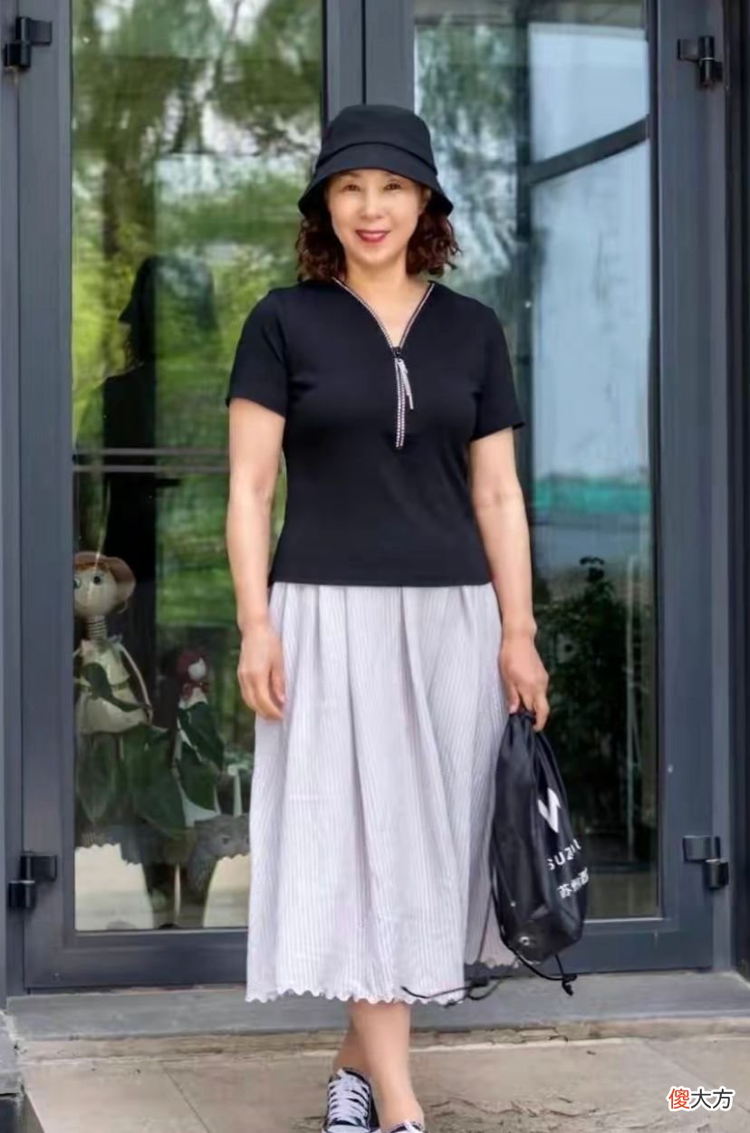 【时尚一点】两条规律见证了女人的变老：一是头发越来越短，二是衣服越来越花