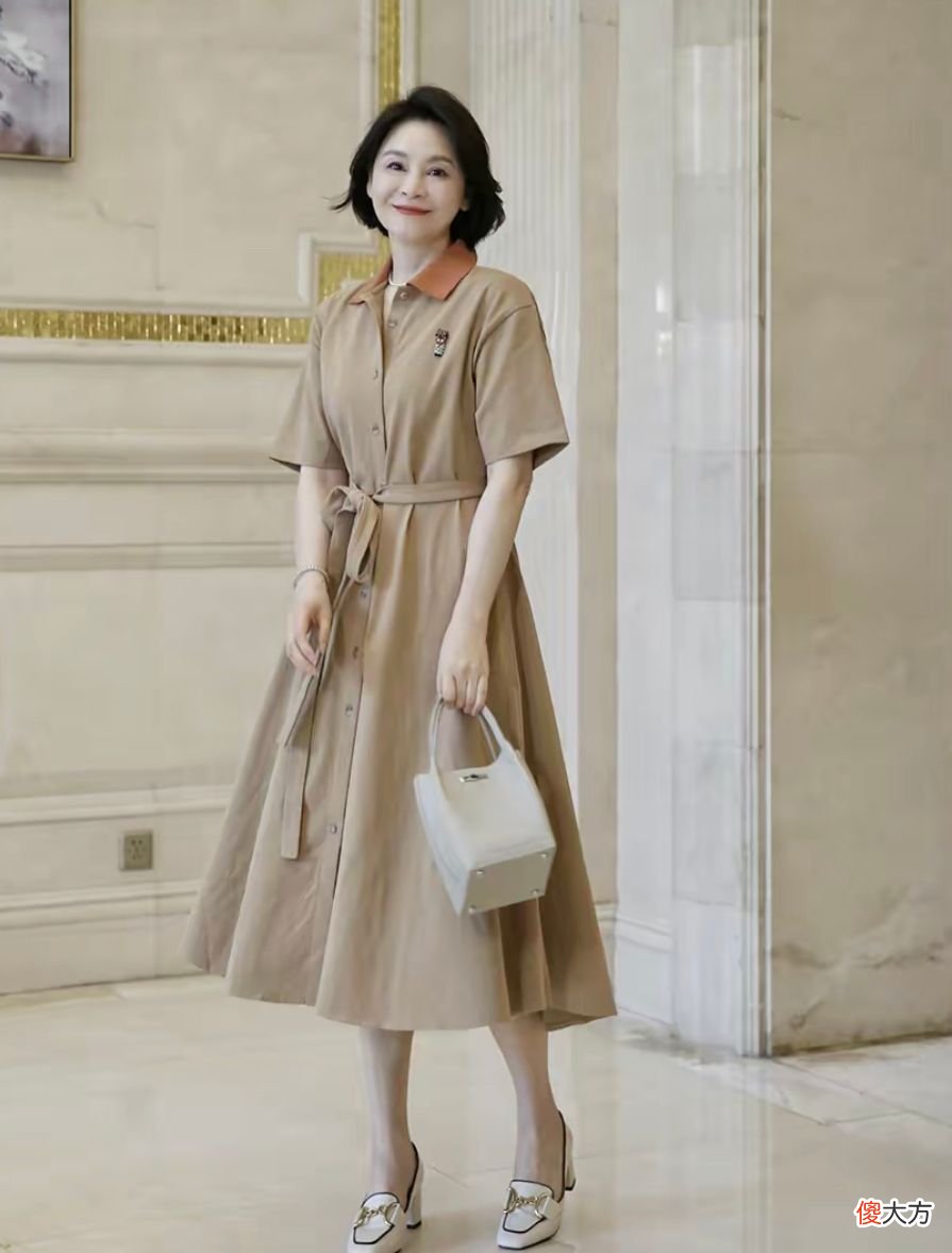 【时尚一点】两条规律见证了女人的变老：一是头发越来越短，二是衣服越来越花