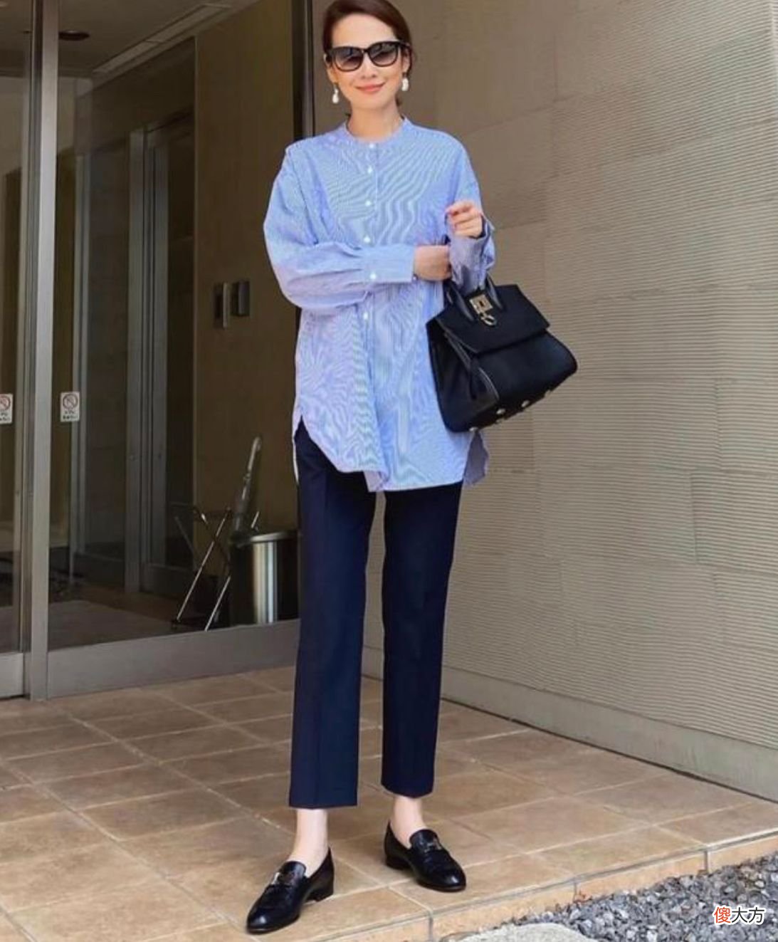 【时尚一点】两条规律见证了女人的变老：一是头发越来越短，二是衣服越来越花