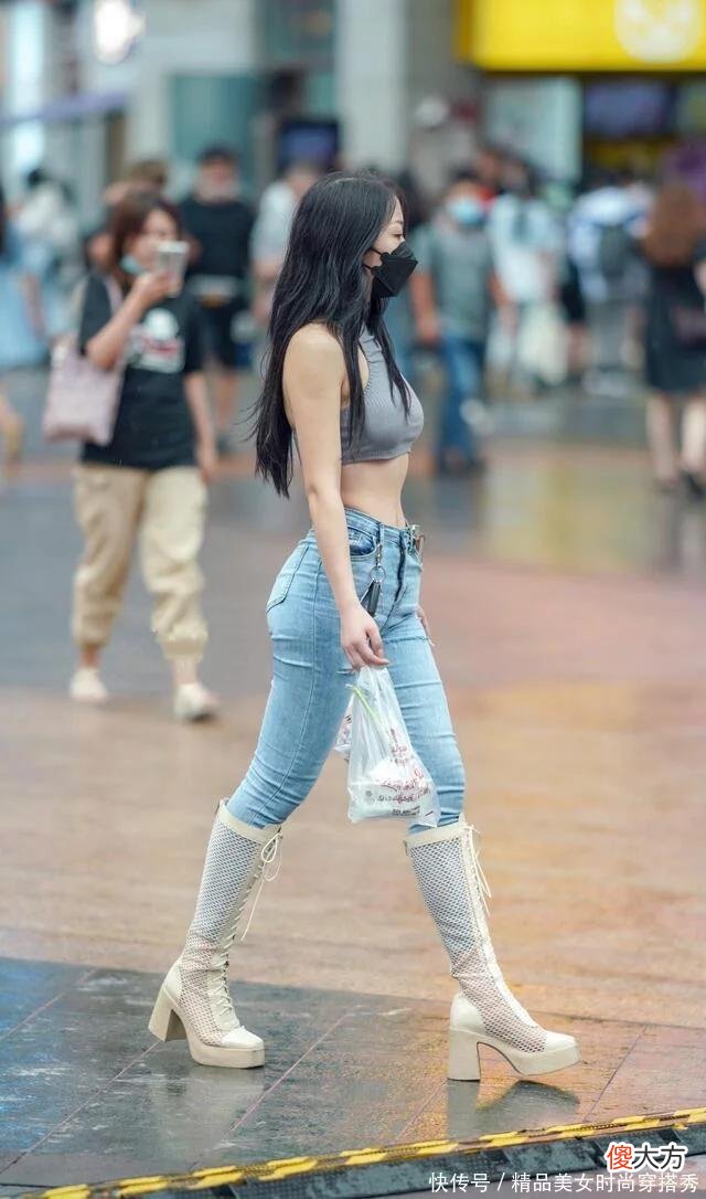 【时尚一点】高腰挂脖紧身上衣搭配紧身牛仔裤，不但能大秀美女的完美身材更能增加魅力与气质
