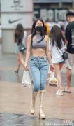 【时尚一点】高腰挂脖紧身上衣搭配紧身牛仔裤，不但能大秀美女的完美身材更能增加魅力与
