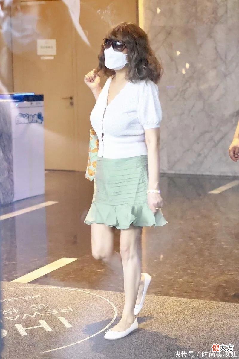 【就爱时尚】张蔷换发型差点认不出，穿露脐装配牛仔裤时髦洋气，年轻10岁