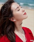 【就爱时尚】刘诗诗妈妈穿旗袍淡雅如菊、端庄大气，气质在同龄人当中都是佼佼