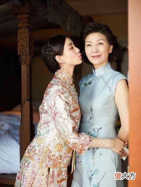 【就爱时尚】刘诗诗妈妈穿旗袍淡雅如菊、端庄大气，气质在同龄人当中都是佼佼