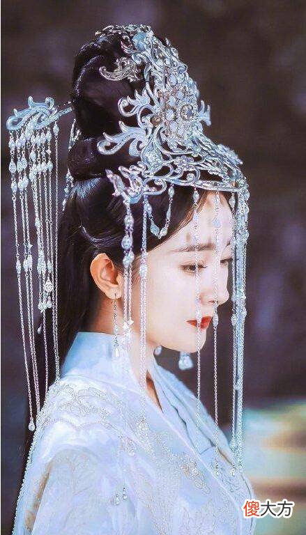 【就爱时尚】杨幂白浅大婚造型曝光，身穿白色衬衫，手拿勺子吃元宵！