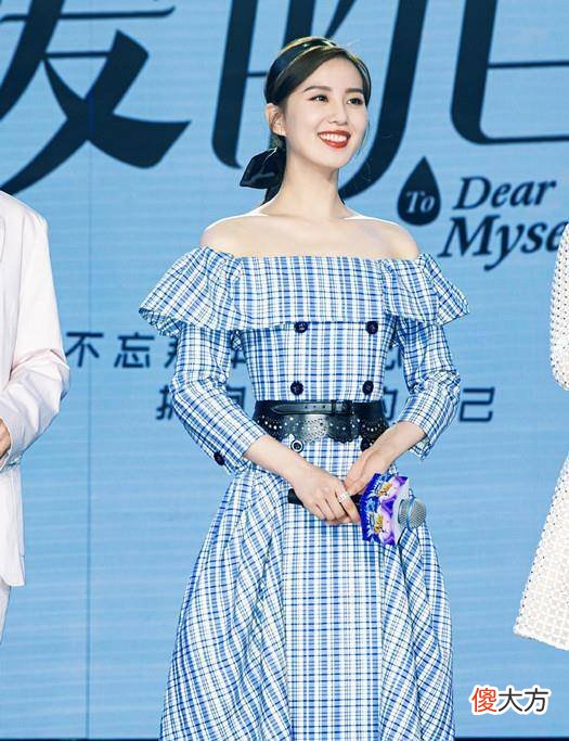 【就爱时尚】刘诗诗穿着浅粉色连衣裙，展现少女感，打扮得很漂亮