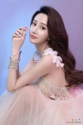 【就爱时尚】出道13年却因烂片成堆始终无名气，如今穿仙女裙靠着神似杨幂成