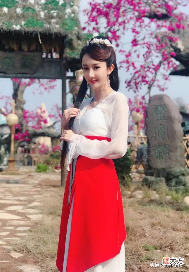 【就爱时尚】出道13年却因烂片成堆始终无名气，如今穿仙女裙靠着神似杨幂成