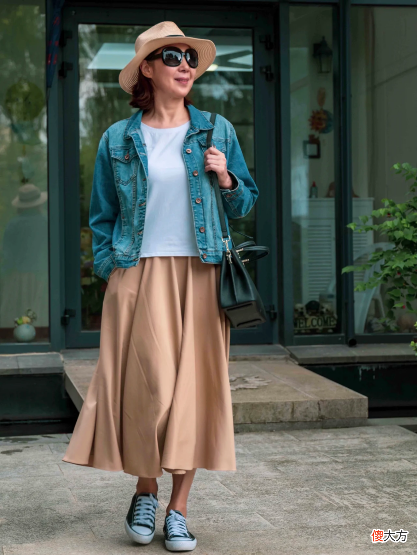 【时尚一点】这才是65岁女人的打扮，“一条裙子、多种穿法”，简约大方才优雅