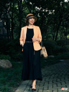 【时尚一点】这才是65岁女人的打扮，“一条裙子、多种穿法”，简约大方才优雅