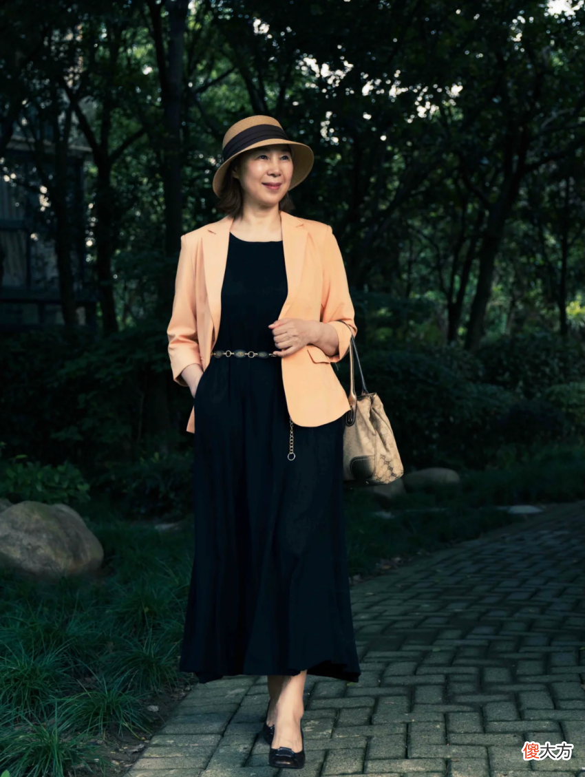 【时尚一点】这才是65岁女人的打扮，“一条裙子、多种穿法”，简约大方才优雅