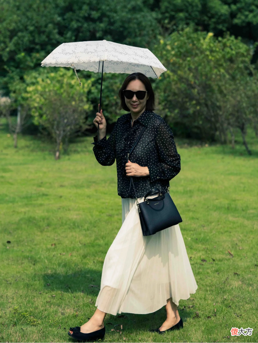 【时尚一点】这才是65岁女人的打扮，“一条裙子、多种穿法”，简约大方才优雅