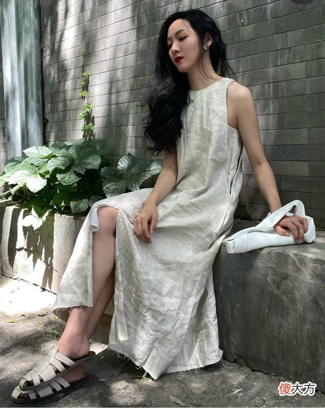 【时尚一点】上了年纪的女人，建议“多穿裙、少穿裤”，这3条裙子减龄得体