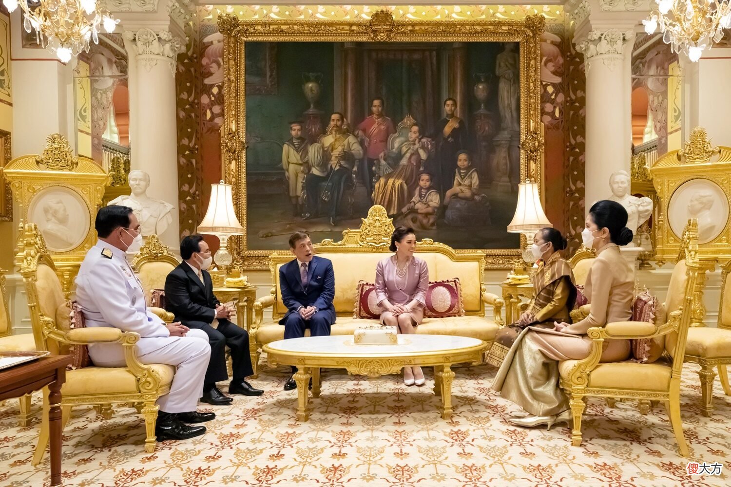 【时尚一点】苏提达穿粉裙接待外宾！67岁泰国第一夫人气质完胜，金色泰服好美