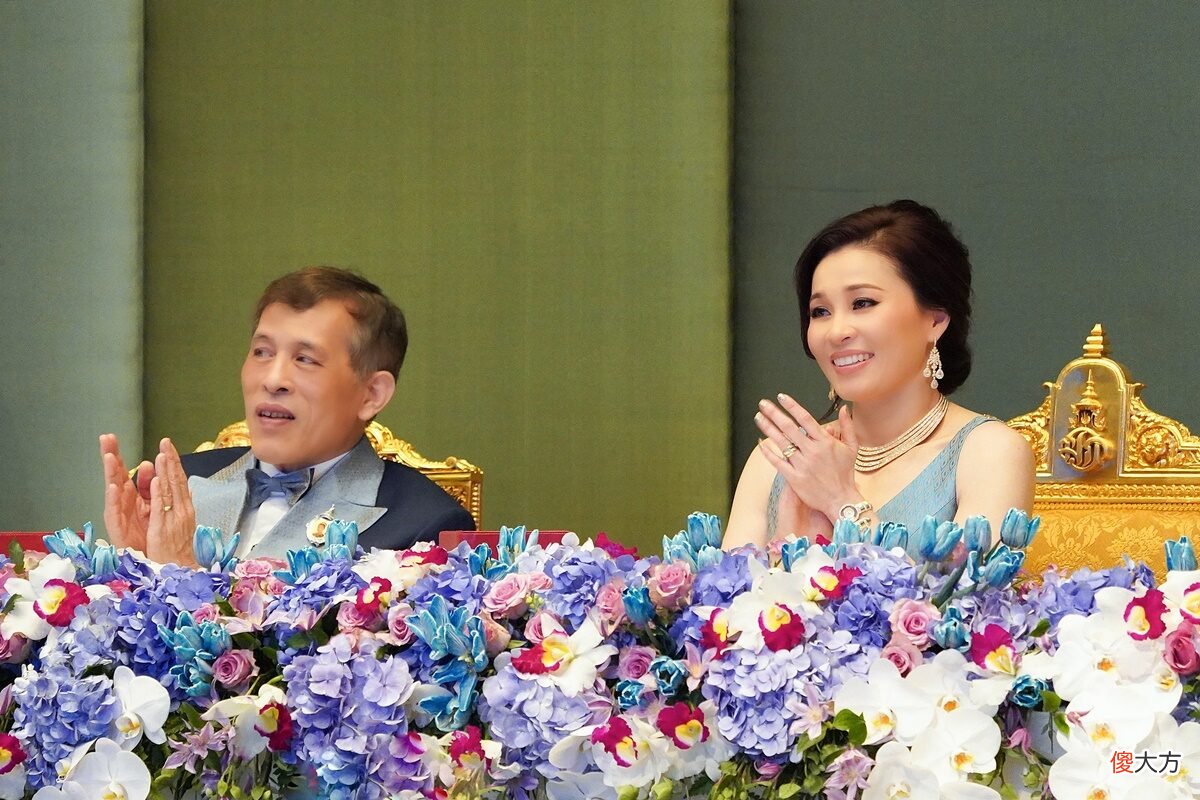 【时尚一点】苏提达穿粉裙接待外宾！67岁泰国第一夫人气质完胜，金色泰服好美