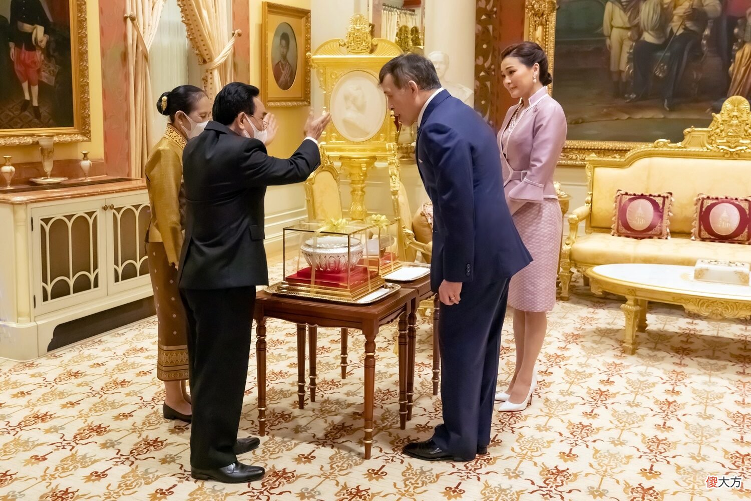 【时尚一点】苏提达穿粉裙接待外宾！67岁泰国第一夫人气质完胜，金色泰服好美