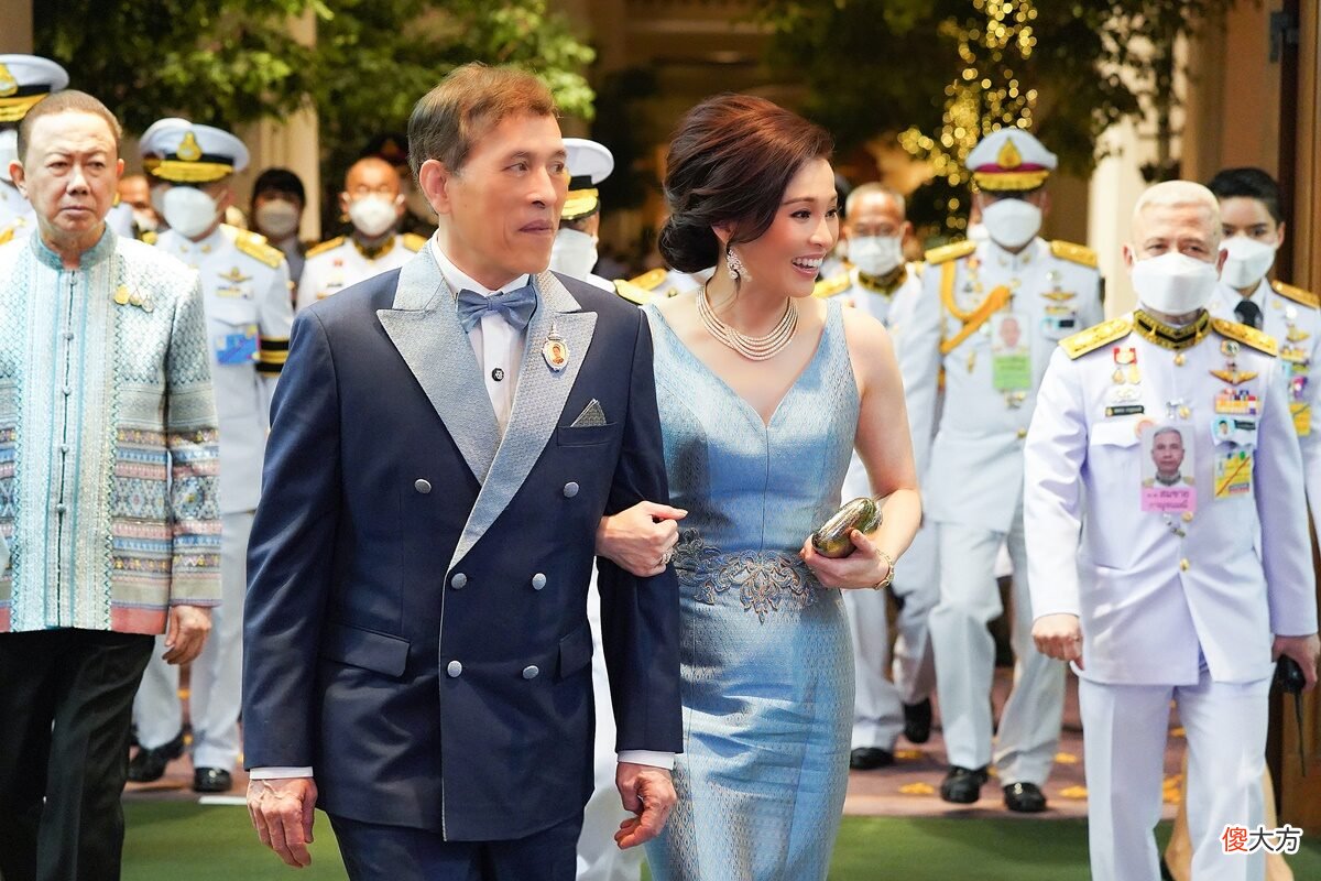 【时尚一点】苏提达穿粉裙接待外宾！67岁泰国第一夫人气质完胜，金色泰服好美
