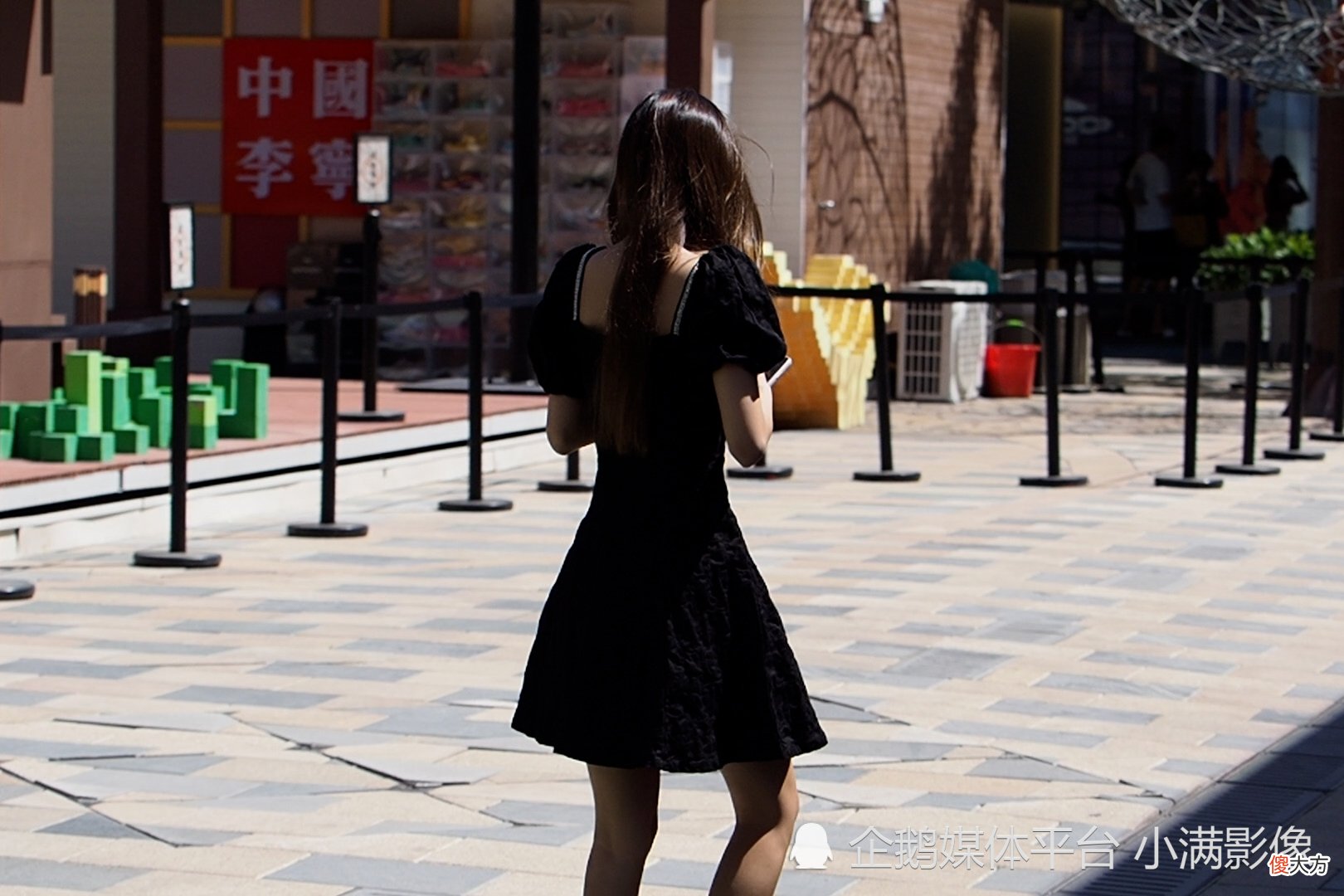 【时尚一点】连衣裙的款式颜色多种多样，如何选择？几位女生给予完美诠释