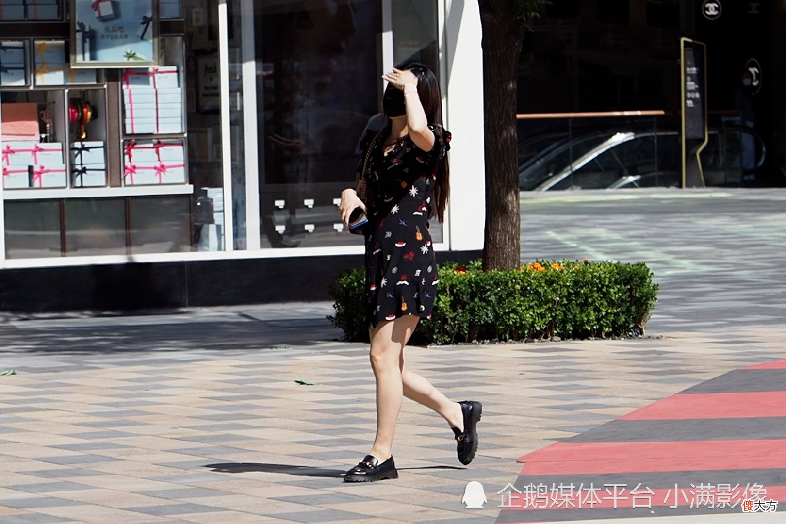 【时尚一点】连衣裙的款式颜色多种多样，如何选择？几位女生给予完美诠释